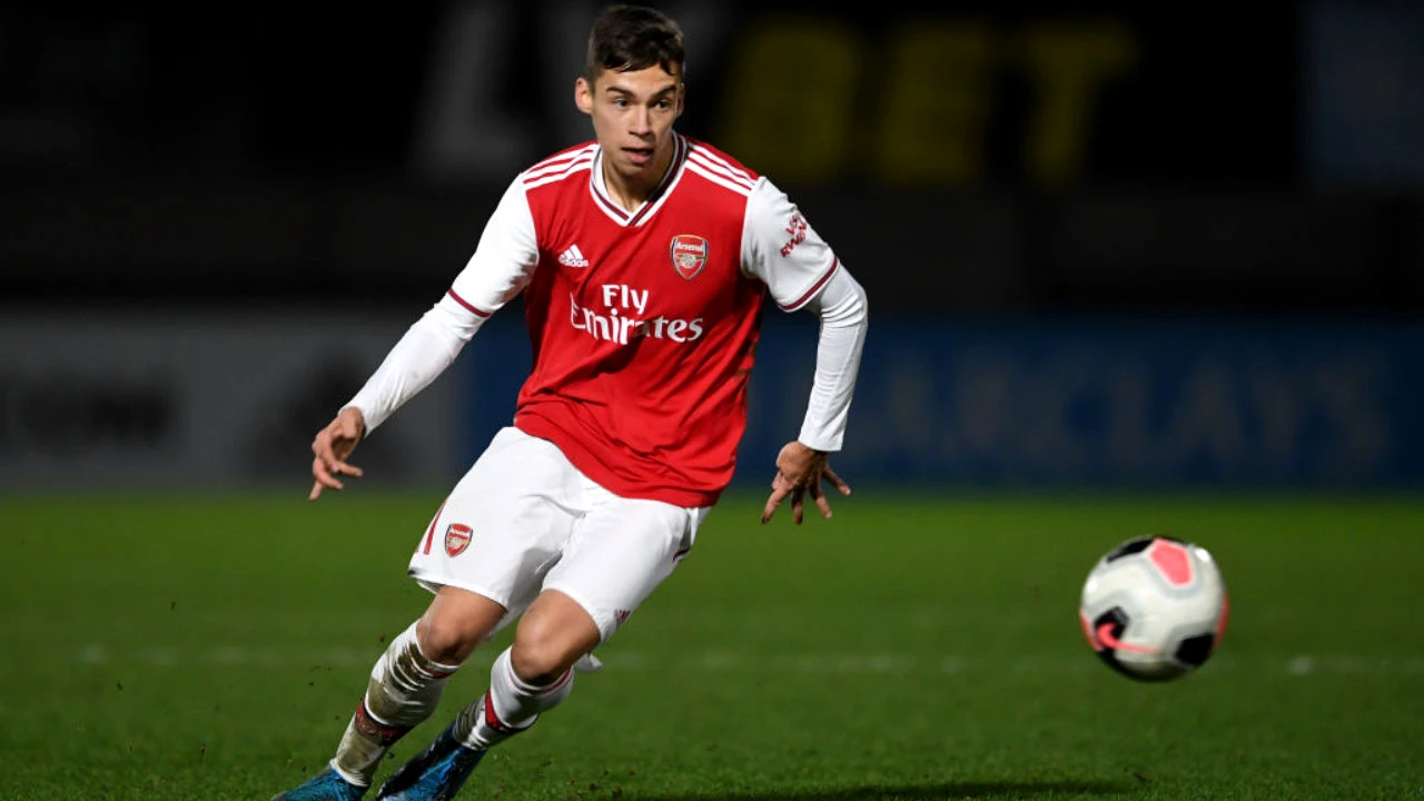 Un român, în prima echipă a lui Arsenal! Cine este, de unde a fost transferat și cum l-a impresionat pe Arteta puștiul de 18 ani   