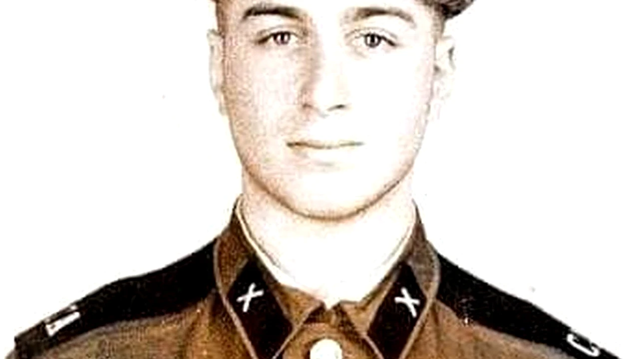 Tânărul soldat din imagine are acum miliarde de dolari în cont și-l cunoaște toată lumea! Cine este misteriosul militar