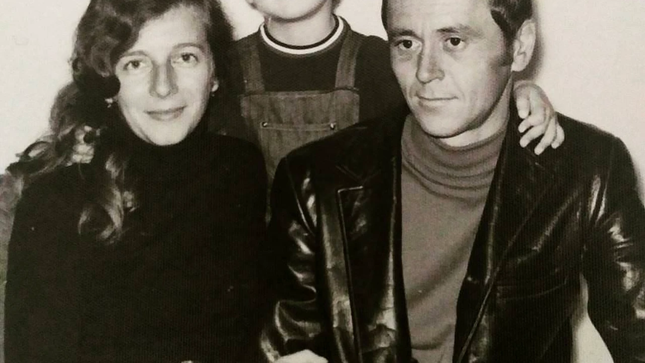 Copilul din această imagine este unul dintre cei mai controversați români ai momentului. Imaginea rară alături de părinții săi