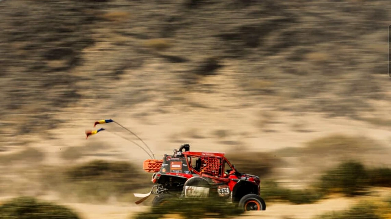 Exclusiv. Video de colecție din Raliul Dakar! Claudiu Barbu și Sebastian Loeb, împreună la miezul nopții în deșertul din Arabia Saudită