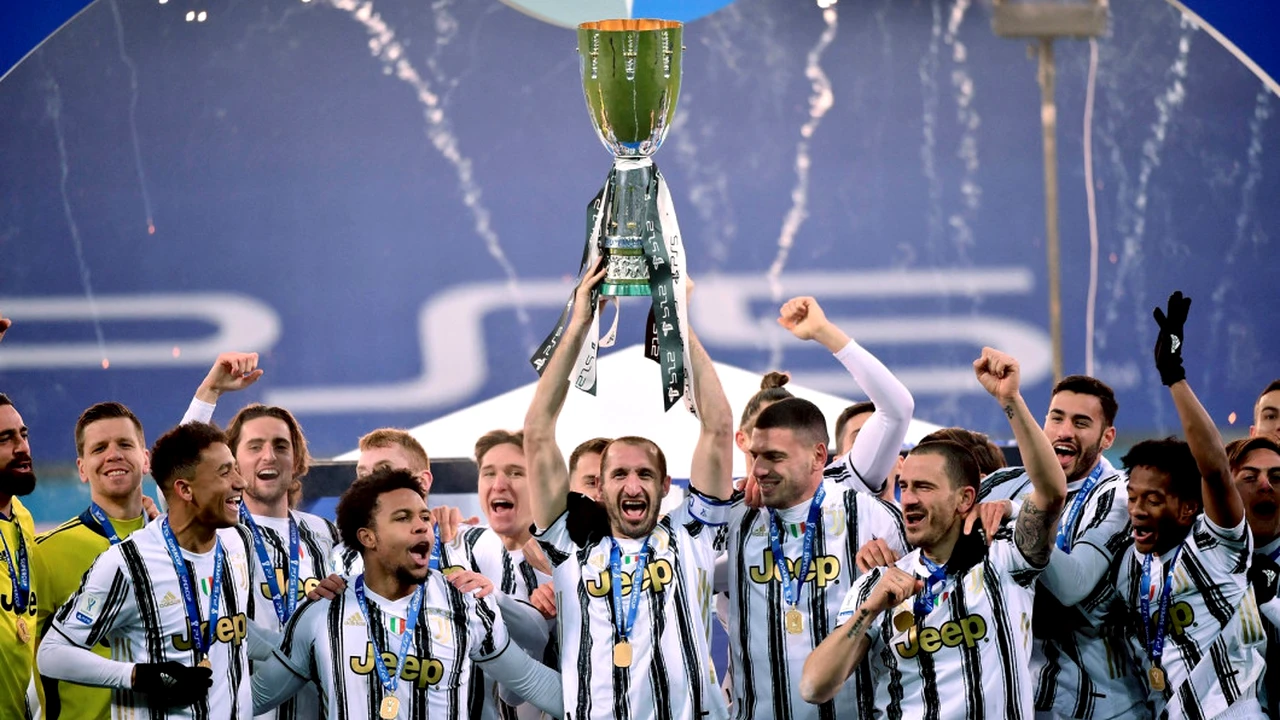 Este poza zilei! Românul Drăgușin, Ronaldo și trofeul câștigat împreună