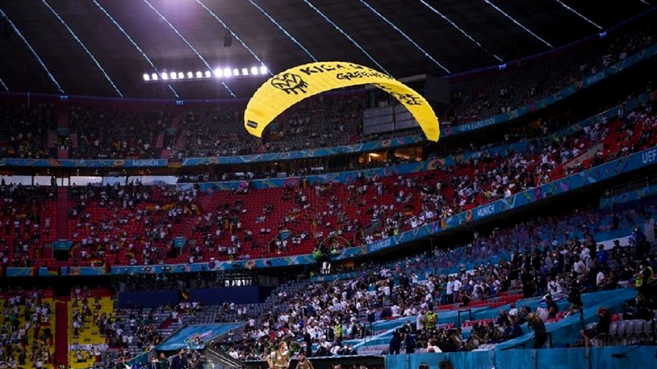 Parașutistul de la Germania – Franța avea un plan bine pus la punct. Nu a aterizat întâmplător pe stadionul din Munchen