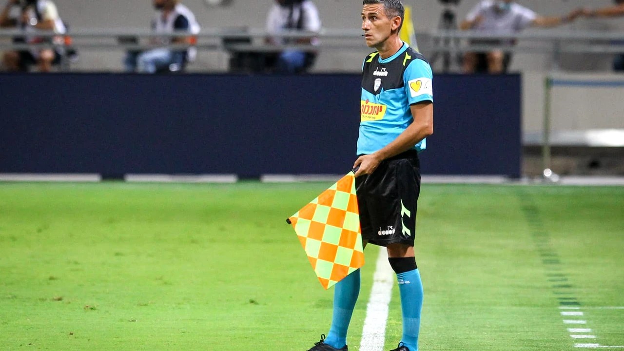 Decizie incredibilă! Arbitru român, suspendat pentru că și-a făcut poze cu Ronaldinho, Rivaldo sau Figo!