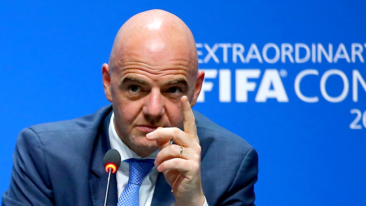 FIFA vrea revoluție în fotbalul mondial! Propuneri fără precedent: reprize de 30 de minute, schimbări nelimitate și auturi bătute cu piciorul