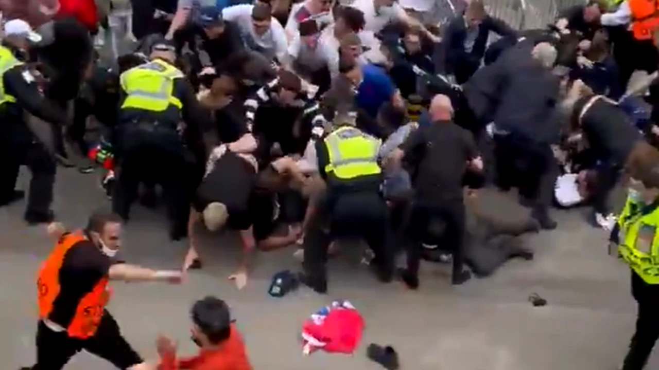 VIDEO. Lupte de stradă la Londra, înaintea meciului Anglia – Italia! Suporterii au încercat să intre cu forța pe Wembley, iar forțele de ordine au fost nevoite să riposteze