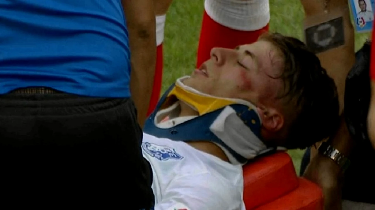 FOTO: Gabriel Dănuleasă, accidentare groaznică în finalul jocului UTA Arad – Farul Constanța. Ambulanța l-a dus direct la spital