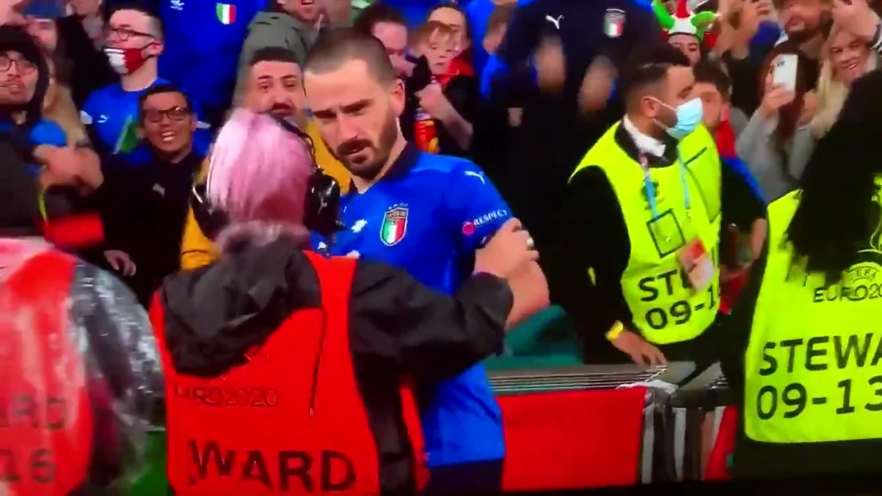 VIDEO. Moment antologic, cu Leo Bonucci în prim-plan! A fost confundat cu un suporter și imobilizat de o doamnă steward, după meciul cu Spania