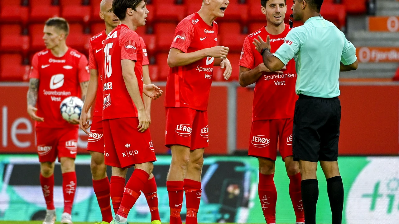 Cutremur în fotbal. Dezmăț total în vestiar, cu 7 femei. Pasiunea s-a extins și pe terenul de joc