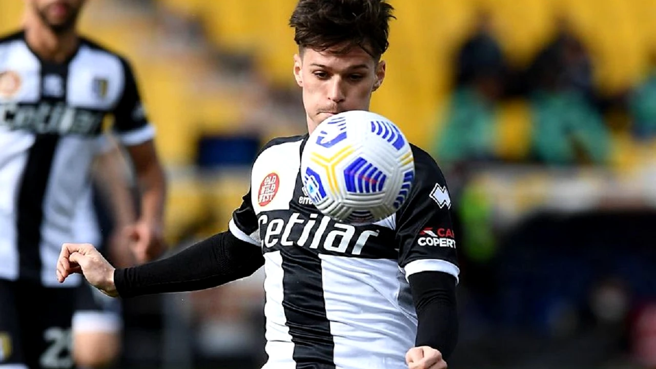 Dennis Man, revenire după o lună de absență! Românul s-a vindecat de COVID-19 și este în lotul Parmei