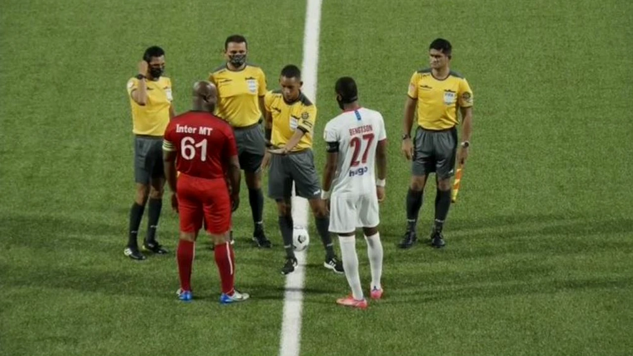 Poveste de roman. La 60 de ani, e cel mai bătrân fotbalist profesionist. Are 50 de copii și a fost dat în urmărire prin Interpol