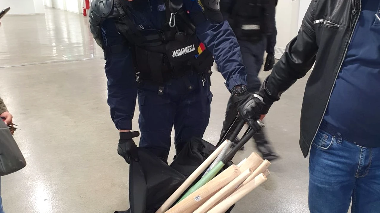 Au apărut imaginile controversate de la derby-ul Olteniei. Cine a introdus bâtele pe „Ion Oblemenco”