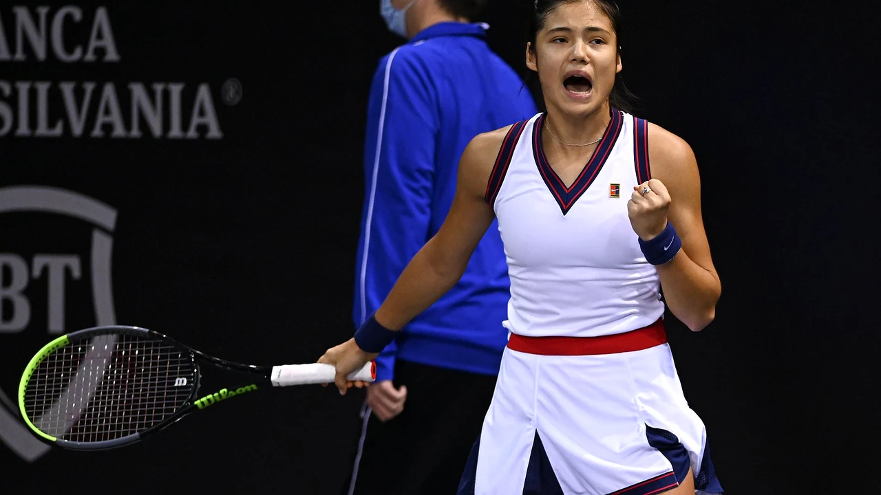 Lecție predată de Emma Răducanu campioanei noastre. Cum a surclasat-o pe Simona Halep