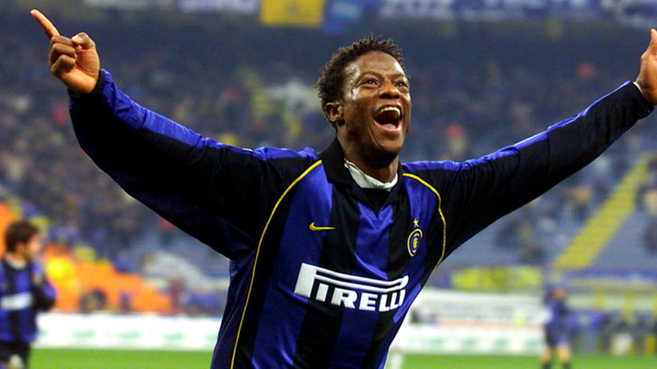 Povestea lui Kallon, fotbalistul care a schimbat istoria în țara sa. Legenda a început în Kenema