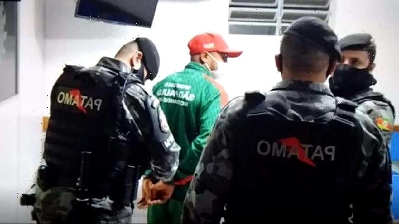 VIDEO. Fotbalist reținut de poliție în timp ce se afla pe teren. Imaginile fac înconjurul planetei