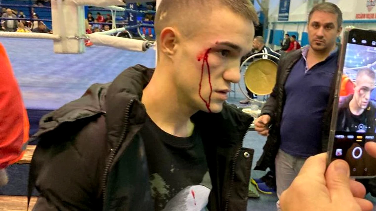 FOTO EXCLUSIV.  Boxer bătut de un antrenor! Campionul Gabriel Șchiopu a primit un pumn în figură din partea antrenorului Bogdan Dobrescu, înaintea festivității de premiere!