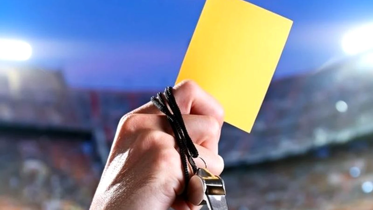 I-a furat cartonașul galben arbitrului! Scene ireale la un meci de fotbal jucat în Columbia