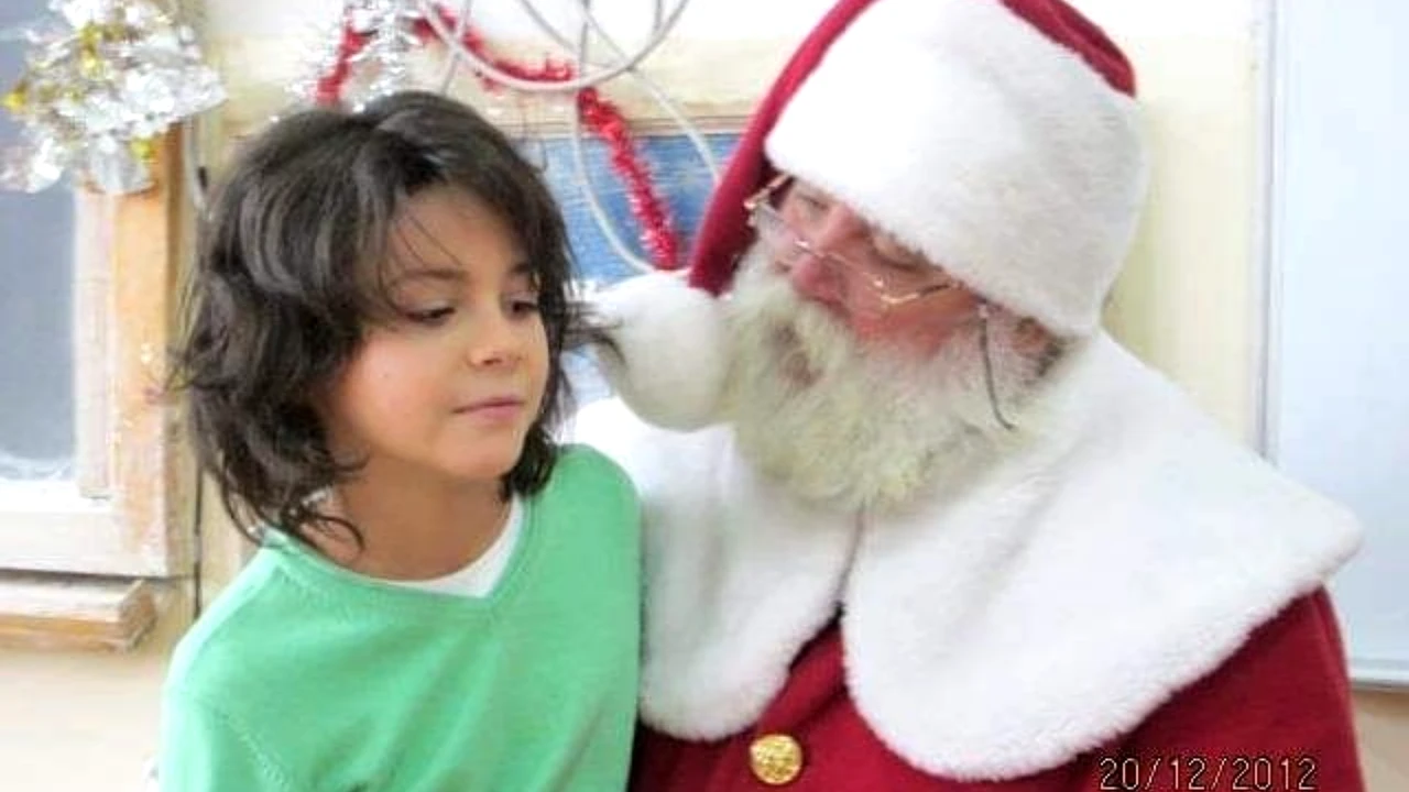 Foto – uluitor! Copilul din imagine este unul dintre cei mai cunoscuți români ai momentului! Cine s-a pozat cu Moș Crăciun