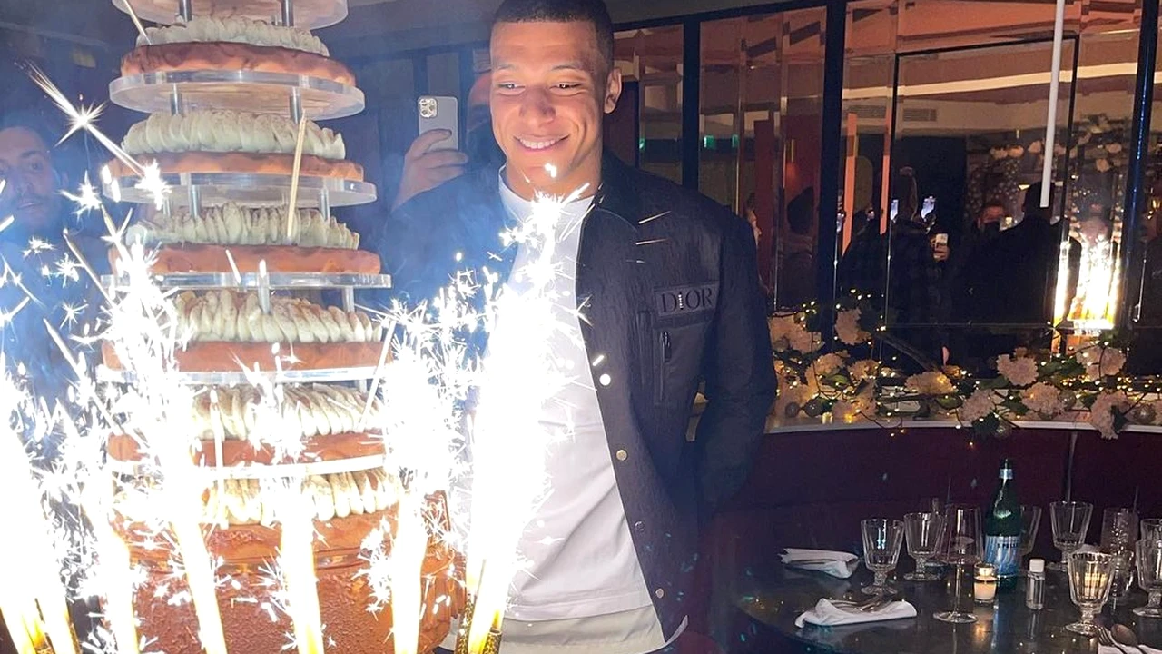 Cadoul inedit primit de Kylian Mbappe de ziua sa! Ce a primit atacantul din partea colegilor de la PSG