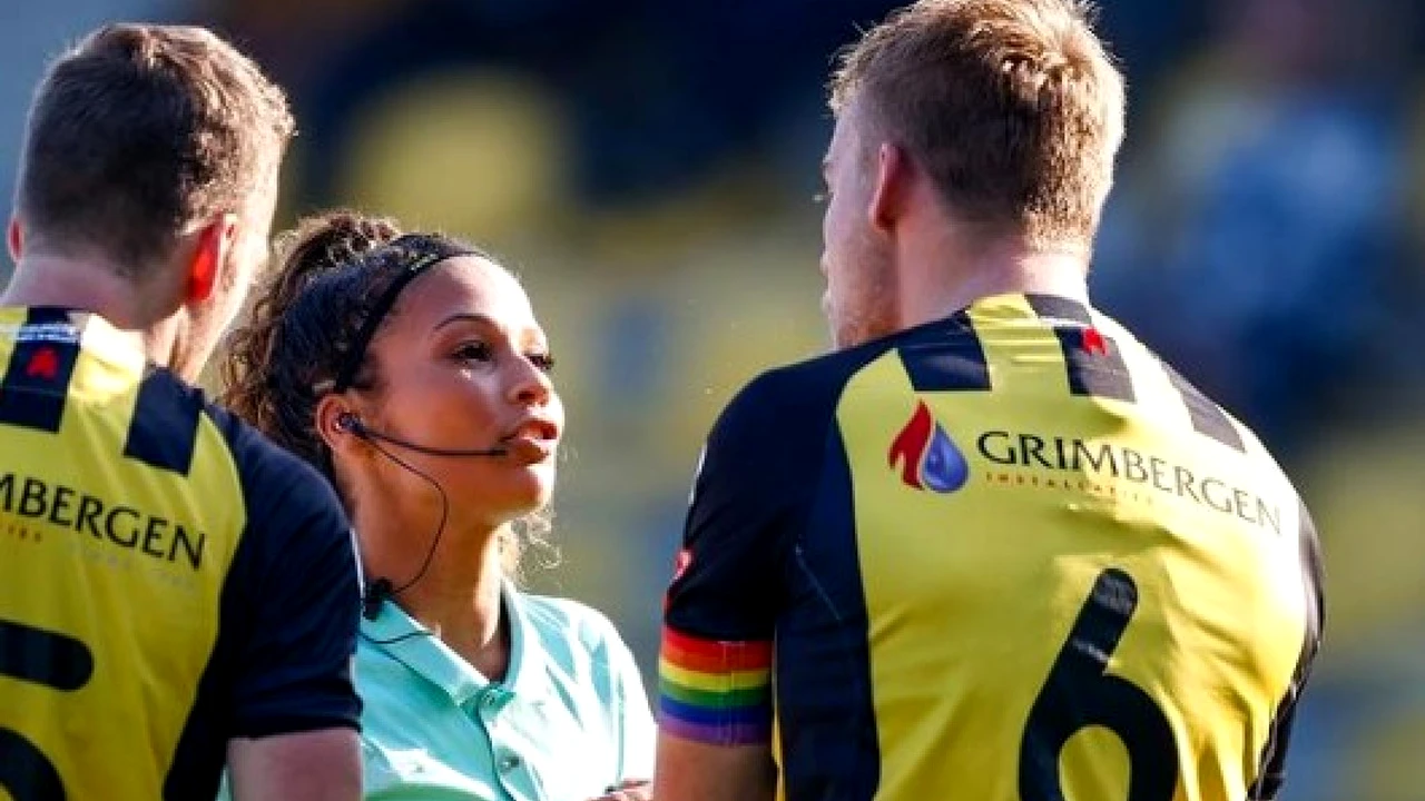 Sportul i-a unit! Arbitrul Shona Shukrala, sedusă de jucătorul Jeff Hardeveld chiar pe teren