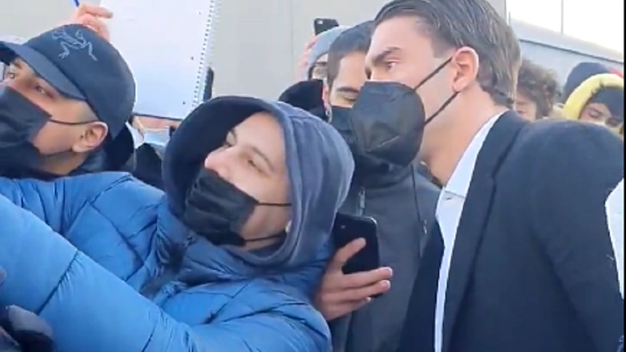 Primire fastuoasă pentru Dusan Vlahovic la Torino! Noul jucător al „Bătrânei Doamne” a fost așteptat de fani la stadion