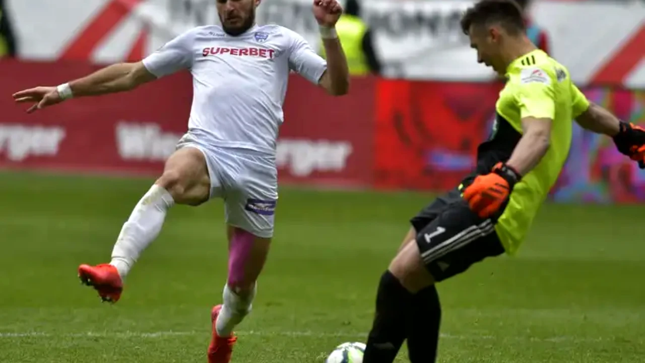 Viața de film a lui Adi Chică-Roşă. La 23 de ani, golgheterul Ligii 2 are de povestit cât alții în zece vieții