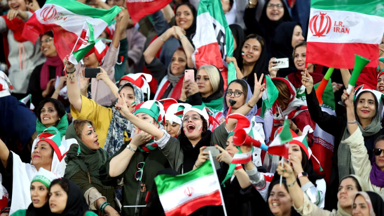 Moment istoric pentru femei în Iran. Au fost acceptate să asiste la un meci de fotbal după 3 ani