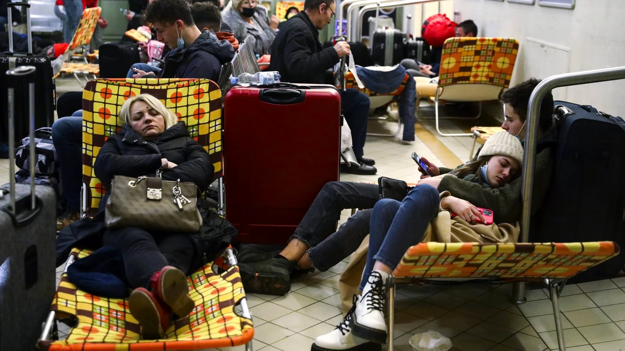 Mii de ucraineni au trecut granița în România! Un fost internațional român găzduiește refugiați