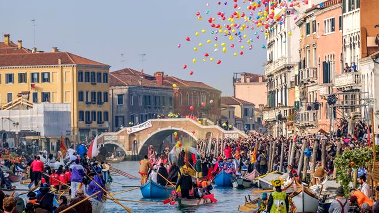 Reportaj spectaculos la Veneția! Fotbal în timpul carnavalului, pe stadionul de Serie A vechi de un secol, unde jucătorii ajung doar pe apă!
