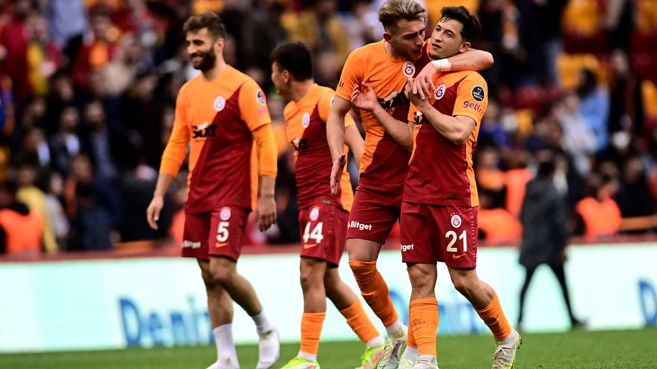 Izolat și aproape exclus de la Galatasaray, Moruțan are și motive să zâmbească. Galerie FOTO