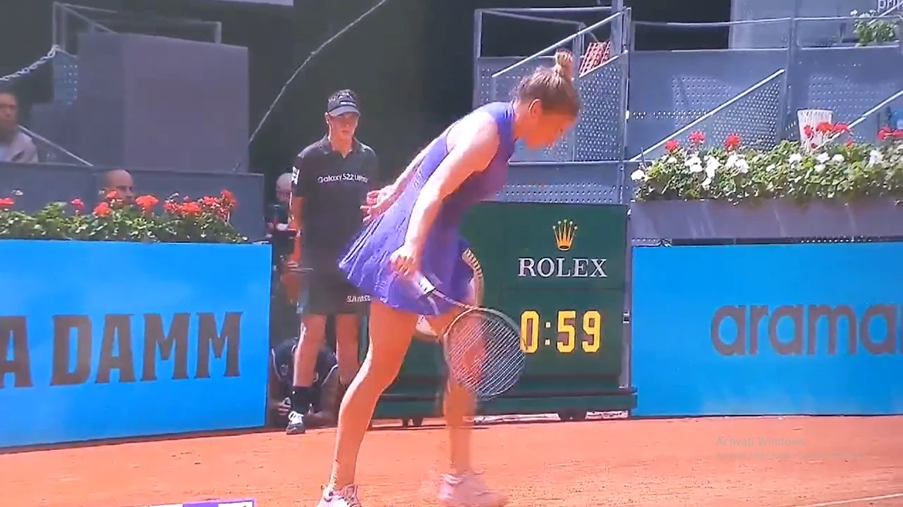 VIDEO Simona Halep, criză de nervi în meciul cu Ons Jabeur! A distrus racheta și arbitrul i-a atras atenția