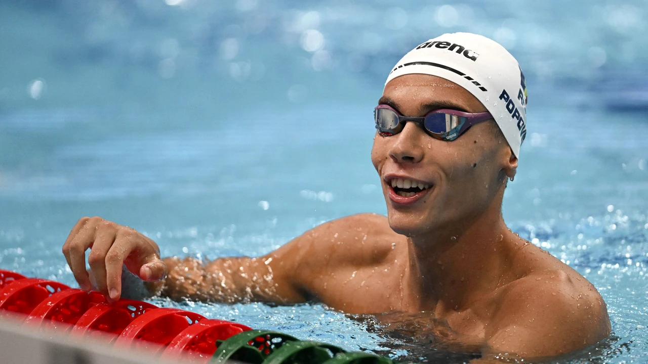 Colegii lui David Popovici l-au așteptat la Otopeni. Ce reacție a avut una dintre apropiatele dublului campion mondial