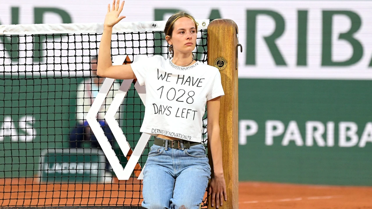 GALERIE FOTO Protest fără precedent la Roland Garros. O tânără s-a legat de fileu în timpul semifinalei Cilic – Ruud. Care a fost motivul revoltei