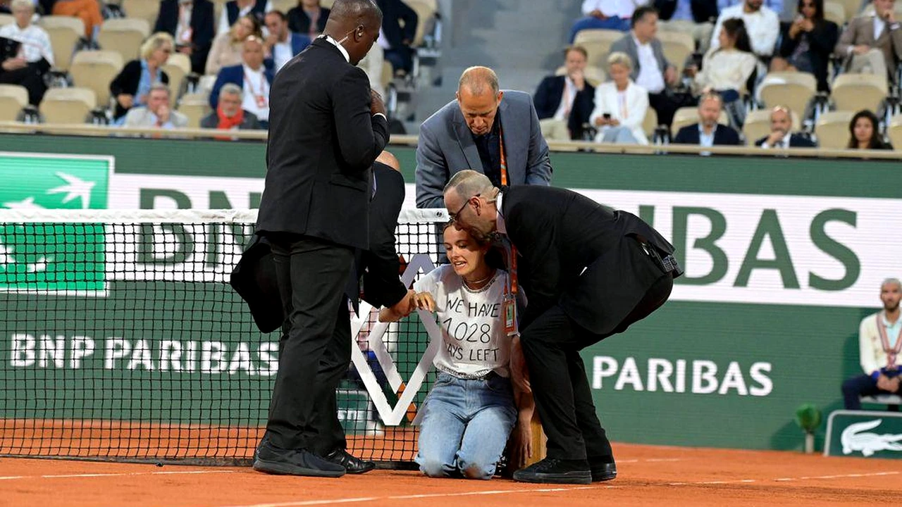 Momente teribile pentru tânăra care s-a legat de fileu în semifinala Cilic – Ruud de la Roland Garros. Ce i-au făcut autoritățile după ce au dezlegat-o