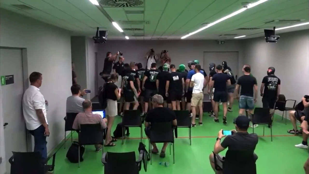 VIDEO. Suporterii au năvălit la conferința de presă și l-au dat afară pe antrenorul numit de câteva ore. Imagini incredibile