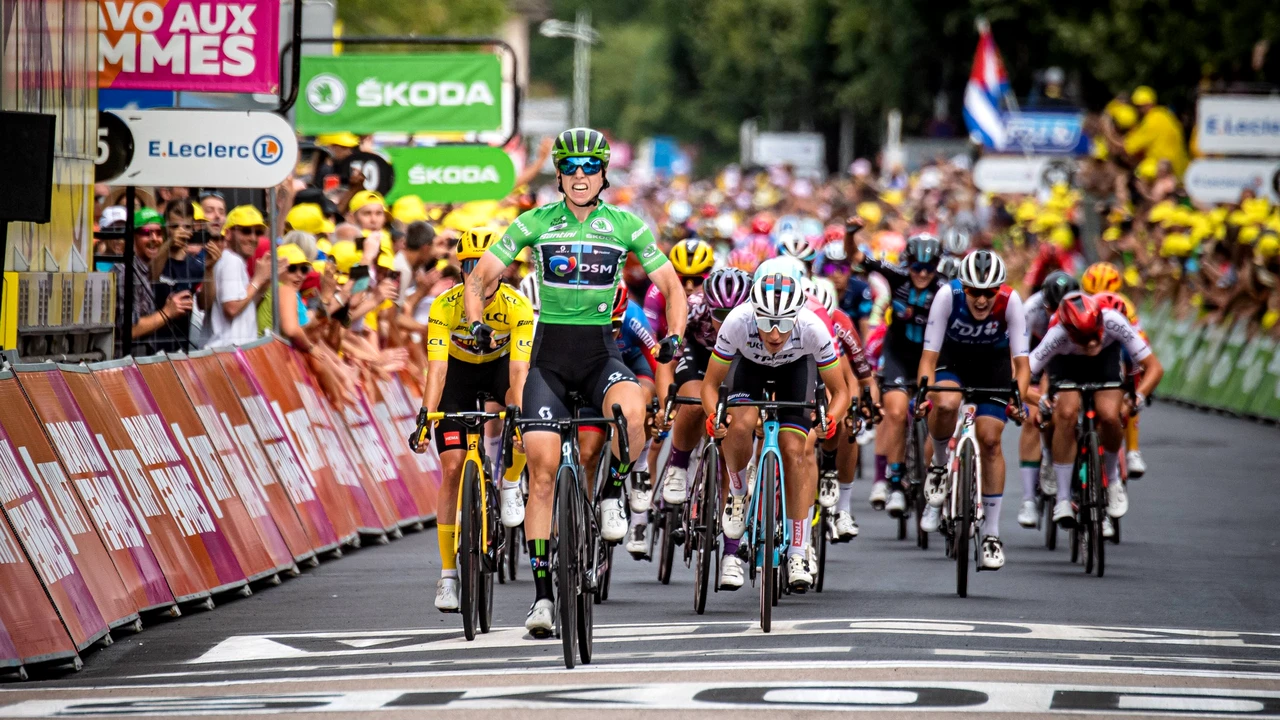 Accident fără precedent în Turul Franței. Zeci de victime, o persoană a fost transportată la spital