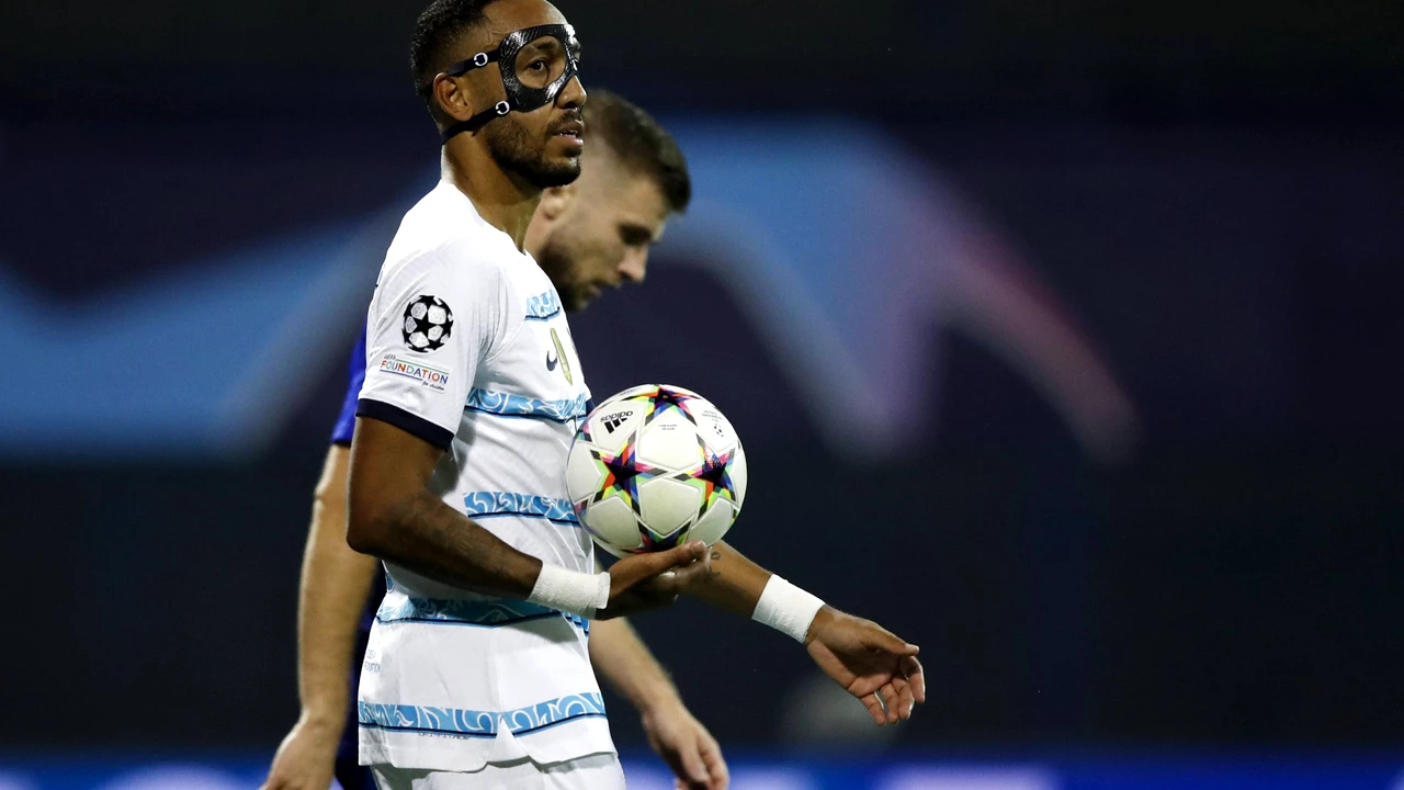 FOTO. L-au lovit cu o bară metalică în față acum câteva zile, dar a jucat fără probleme în Champions League