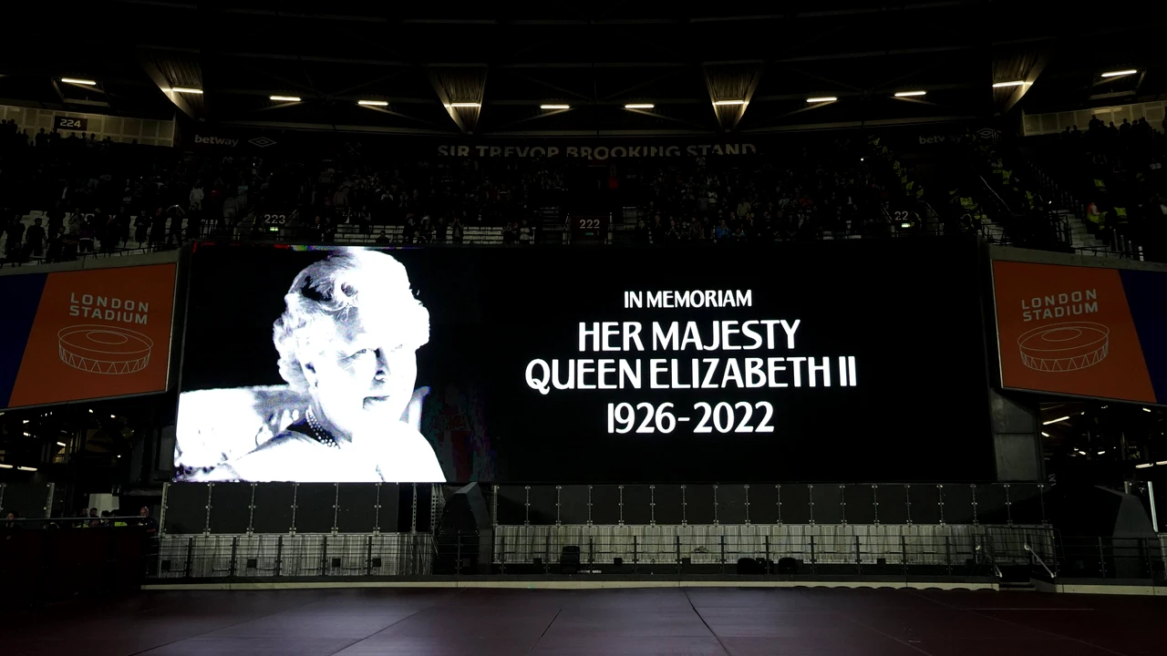 Momente emoționante pe London Stadium. Omagiu adus de jucătorii lui Nicolae Dică Reginei Elisabeta