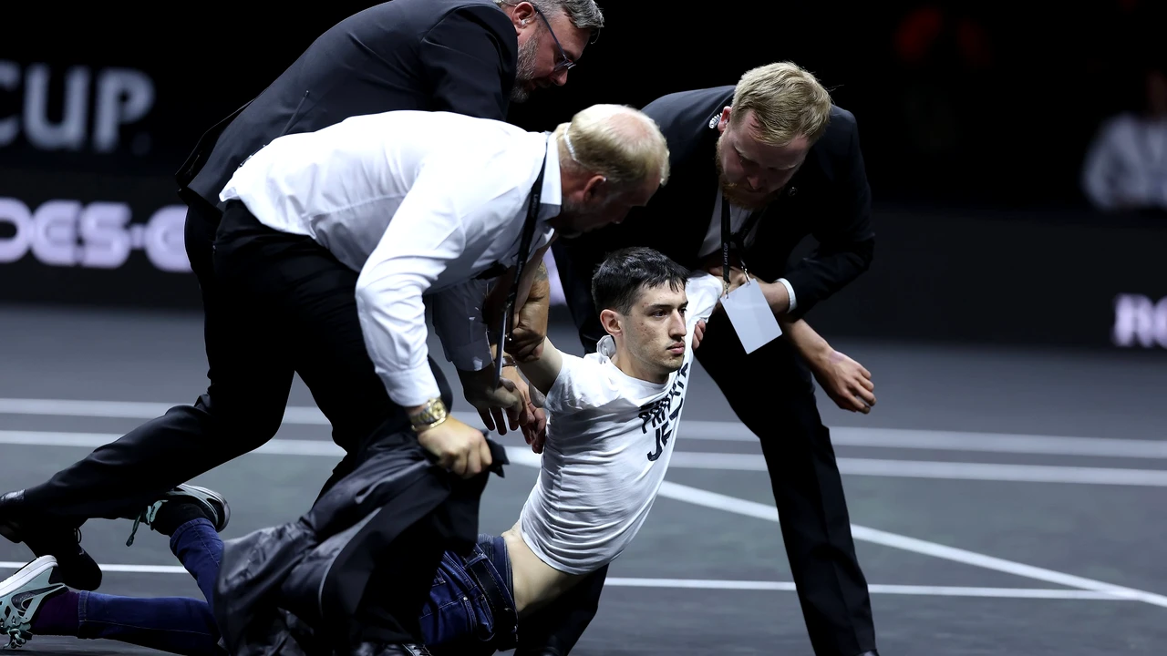 VIDEO A intrat pe teren și și-a dat foc. Incident halucinant la evenimentul care marchează retragerea lui Roger Federer