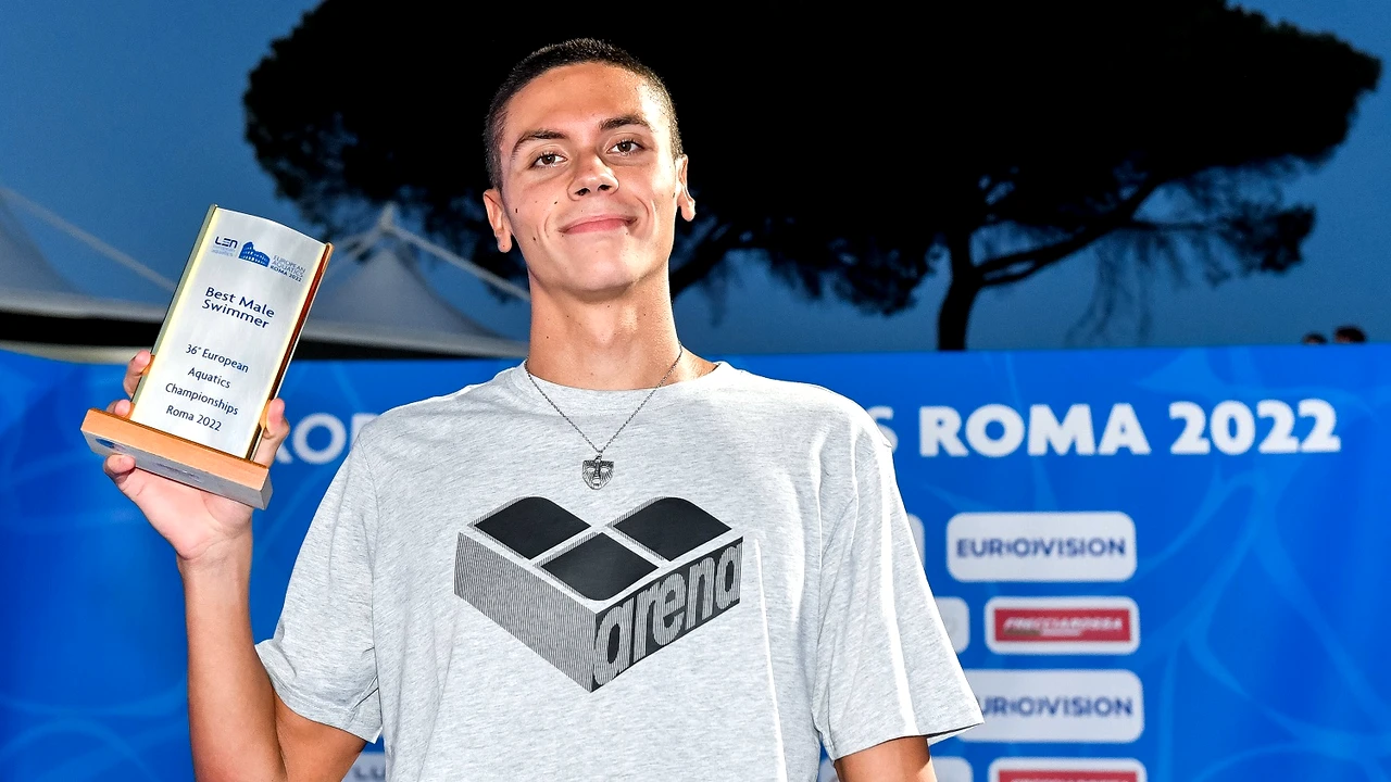 După zvonul care anunța că și-a luat mașină, David Popovici promovează mersul pe bicicletă.”Vă îndemn pe toți să vă bucurați de plimbările cu bicicleta”