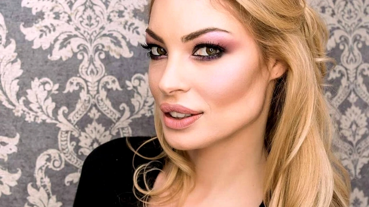Valentina Pelinel s-a dezbrăcat și i-a trimis lui Cristi Borcea o suită de poze erotice | Galerie FOTO