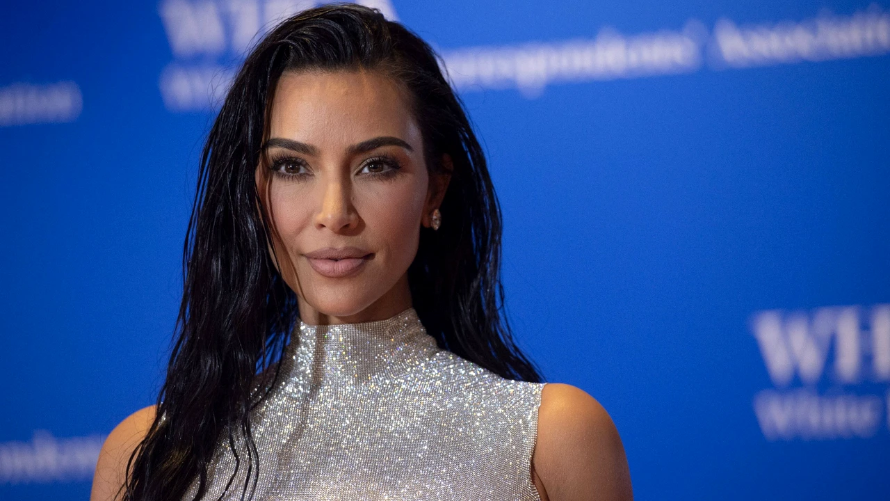 Momente de panică trăite de Kim Kardashian în timpul unui meci de fotbal. Oamenii au luat-o razna când au văzut-o -VIDEO