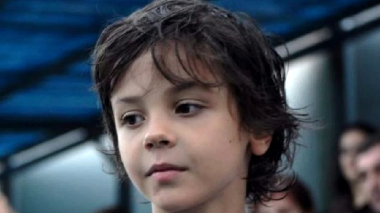 FOTO GHICITOARE. 9 din 10 români nu-l recunosc pe copilul din imagine. Este o personalitate a țării noastre