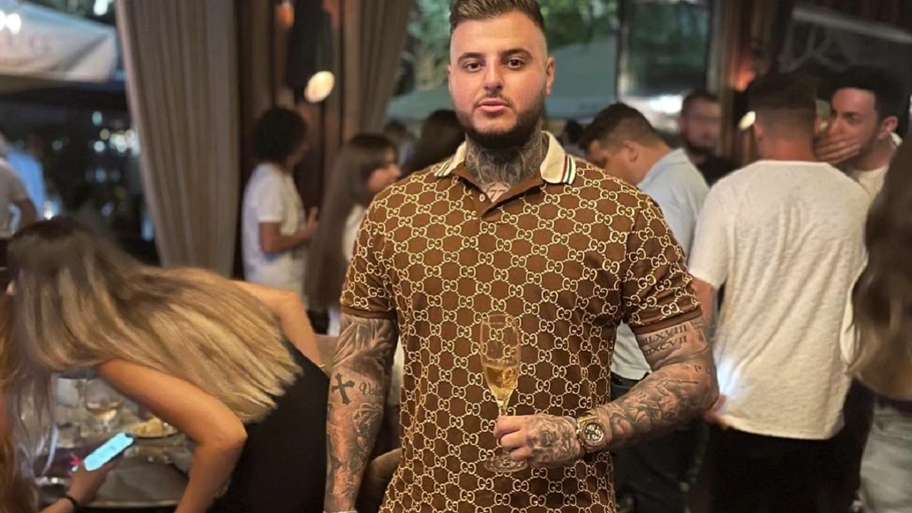 Manele și cărămizi de bani aruncate de Adrian Mititelu jr la o petrecere. Imaginile fac înconjurul internetului