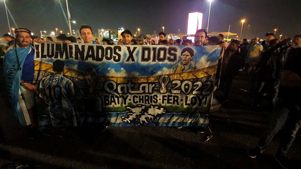 EXCLUSIV. „Oamenii își vând case, mașini și bijuterii ca să vină la Mondial”. Nebuniile de care sunt capabili argentinienii pentru naționala lui Messi