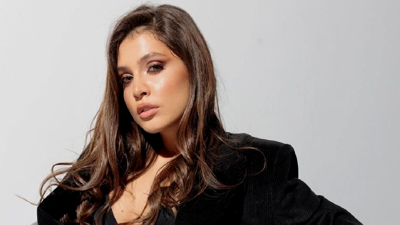 A lăsat-o fără sutien pe Elena Chiriac de la Survivor. Momentul intim s-a produs când frumoasa brunetă se aștepta mai puțin (GALERIE FOTO)