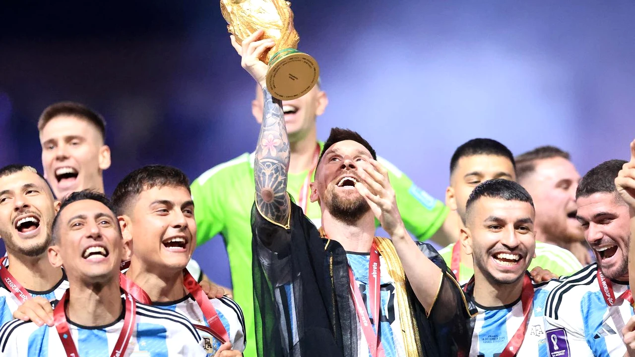 Un milion de euro pentru bisht-ul purtat de Lionel Messi la ceremonia de la finala Cupei Mondiale