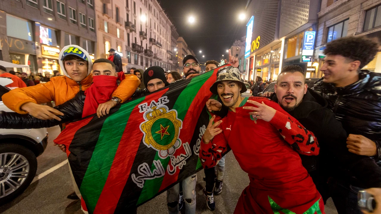 Marocanii au făcut prăpăd în Europa după ce țara lor s-a calificat în semifinalele Cupei Mondiale | VIDEO