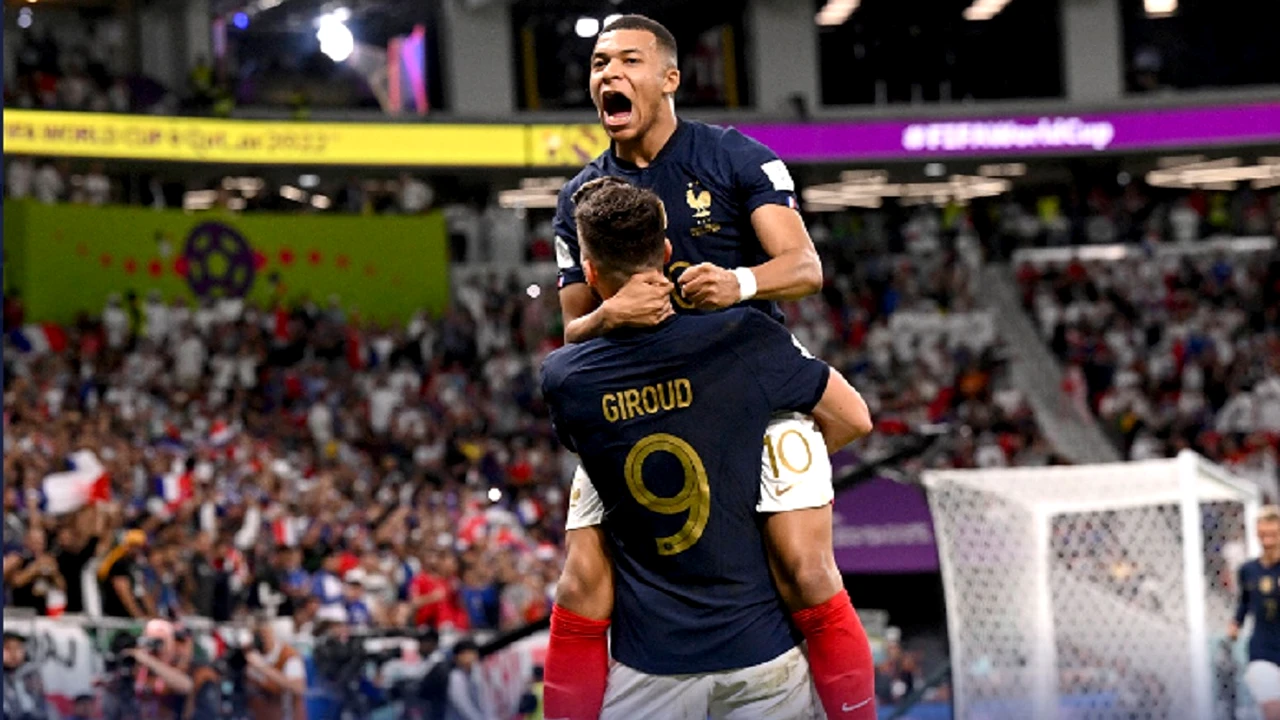 Suporter de lux pentru Franța în semifinala cu Maroc. Președintele Macron, alături de elevii lui Didier Deschamps