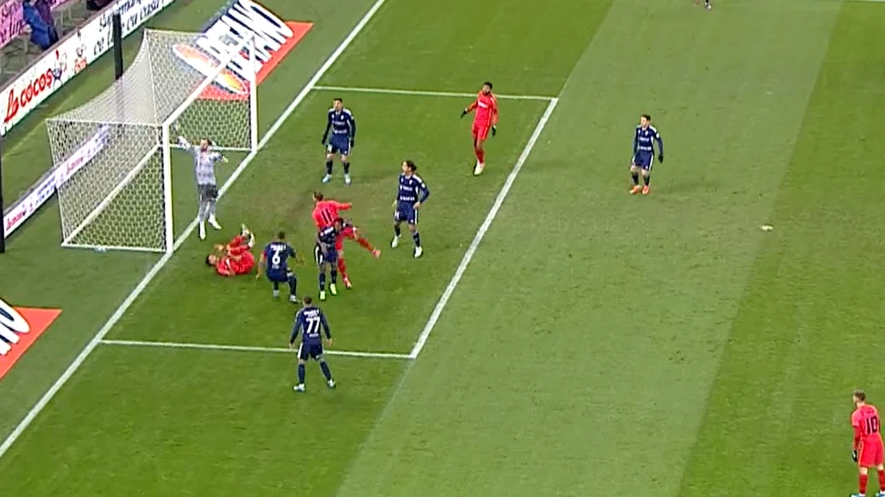 Răzvan Oaidă a cerut penalty după ce a fost „faultat” de colegul David Miculescu. Momente penibile la FCSB – FC Botoșani. FOTO