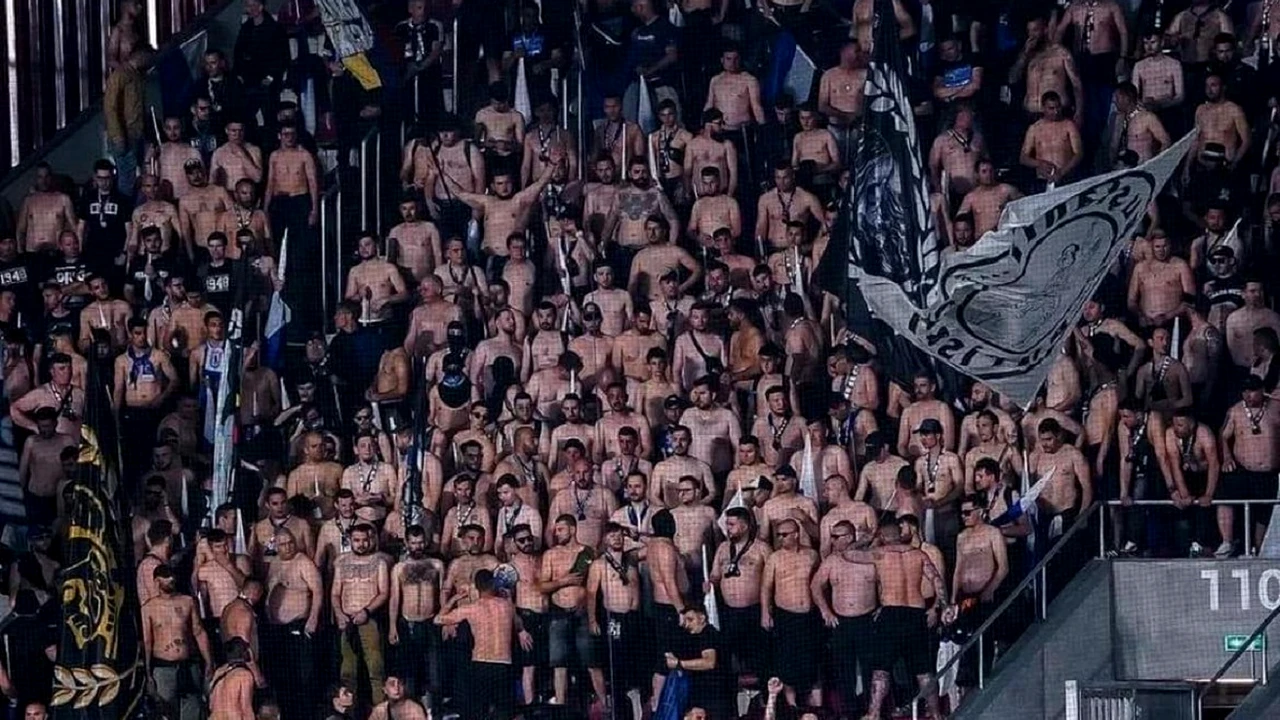 Imagini şocante. Suporterii lui FCU Craiova şi cei ai Farului, atacaţi cu topoarele de rivalii de la CSU Craiova. Video